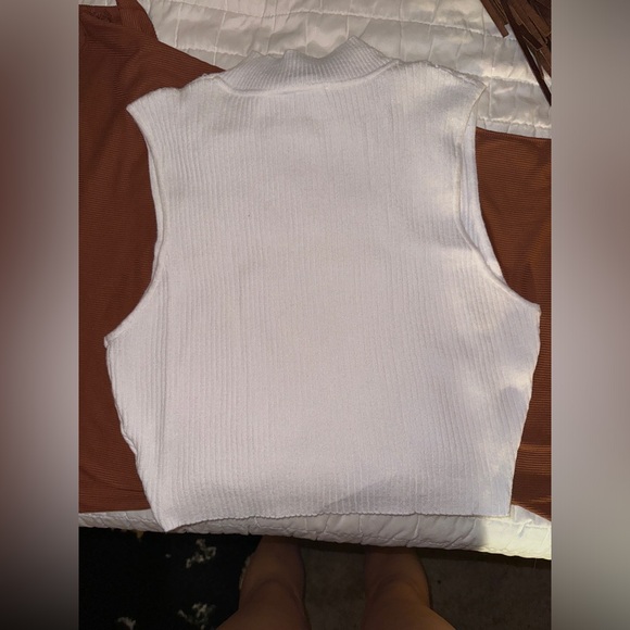 White cropped sweater vest - Picture 3 of 3